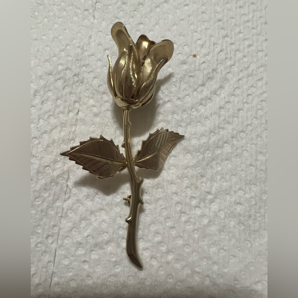 Beautiful gold tone flowers brooch